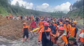 Petugas gabungan saat mengevakuasi mayat korban