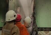 petugas pemadam kebakaran saat berjibaku memadamkan api