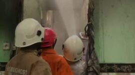 petugas pemadam kebakaran saat berjibaku memadamkan api