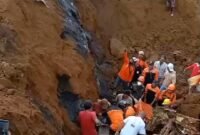 petugas gabungan saat mengevakuasi korban