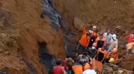 petugas gabungan saat mengevakuasi korban