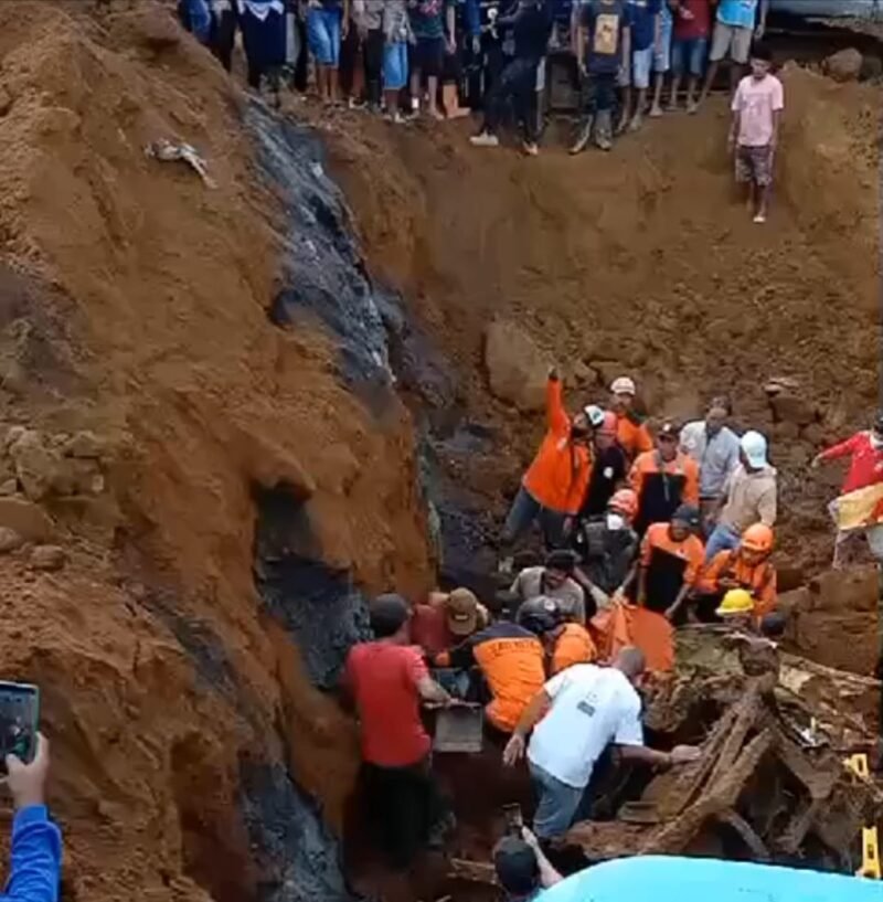 petugas gabungan saat mengevakuasi korban