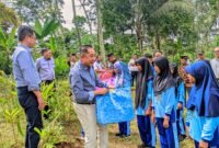 sejumlah peserta didik SDN Bedayu Talang saat menerima bantuan