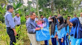 sejumlah peserta didik SDN Bedayu Talang saat menerima bantuan