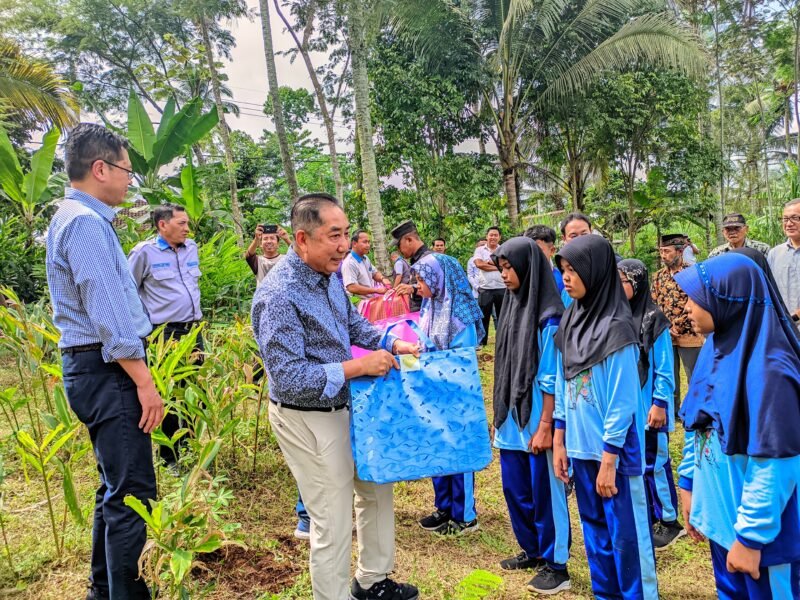 sejumlah peserta didik SDN Bedayu Talang saat menerima bantuan
