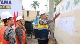 Pj. Bupati Lumajang didampingi Plt Kadis PUTR saat meninjau proyek IDG RSUD Haryoto