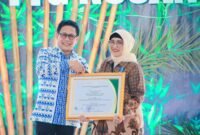 Pj. Bupati Lumajang saat menerima penghargaan dari Mentri Desa 