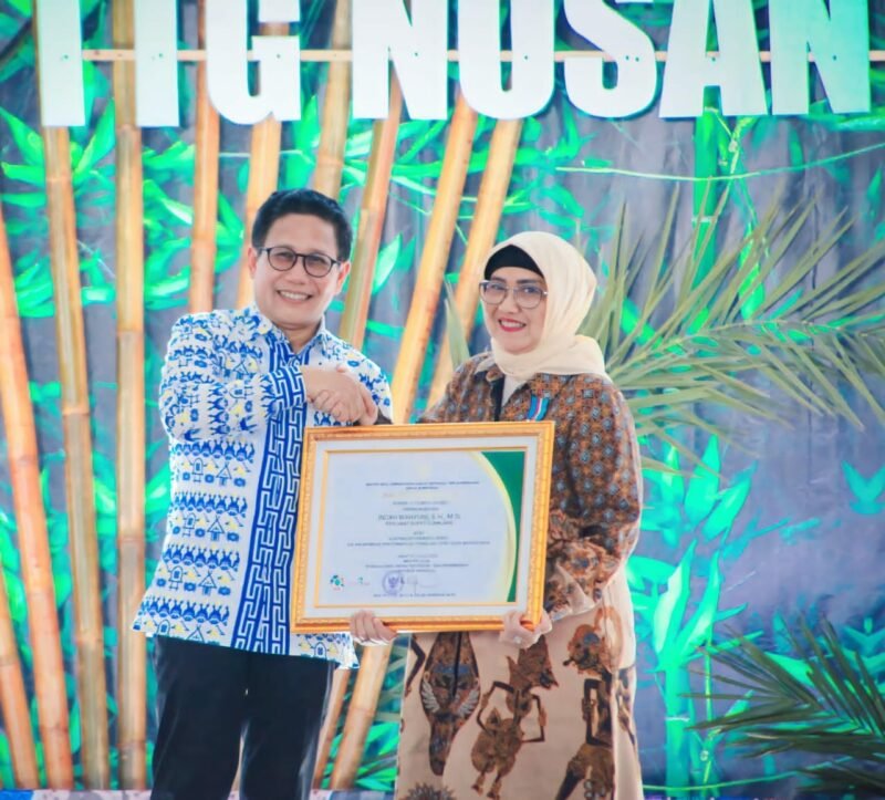 Pj. Bupati Lumajang saat menerima penghargaan dari Mentri Desa 