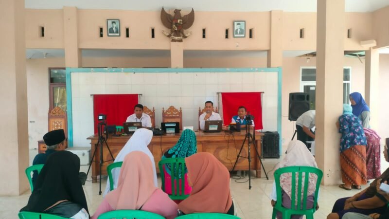 warga saat antri perekaman KTP