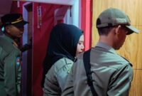 Petugas Sat Pol PP saat melakukan razia rumah kost