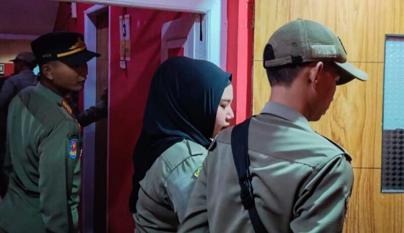 Petugas Sat Pol PP saat melakukan razia rumah kost