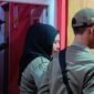 Petugas Sat Pol PP saat melakukan razia rumah kost