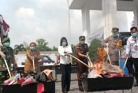 Kejari bersama jajaran Muspida saat memusnahkan BB