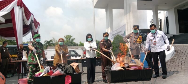 Kejari bersama jajaran Muspida saat memusnahkan BB