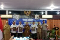 Pj Bupati Lumajang saat foto bersama penerima relaksasi pajak 0 persen
