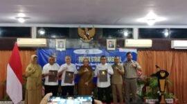 Pj Bupati Lumajang saat foto bersama penerima relaksasi pajak 0 persen