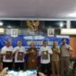 Pj Bupati Lumajang saat foto bersama penerima relaksasi pajak 0 persen