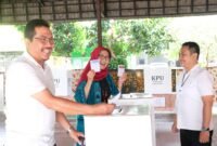 Bunda Indah bersama suaminya saat  di TPS 14