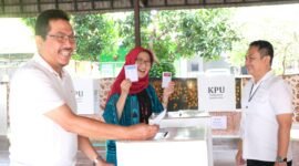 Bunda Indah bersama suaminya saat  di TPS 14