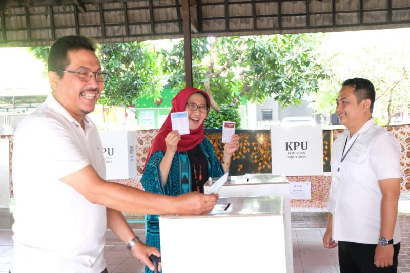 Bunda Indah bersama suaminya saat  di TPS 14