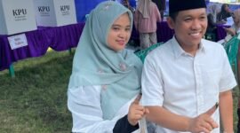 Thoriqul Haq bersama istrinya  