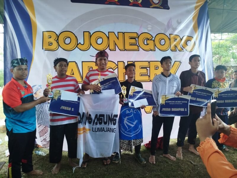 Para atlit panahan Lumajang saat menerima piagam dan tropi