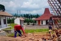 Kondisi balai pertemuan yang ambruk