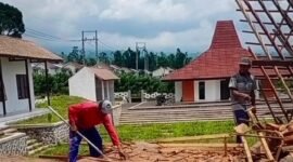 Kondisi balai pertemuan yang ambruk