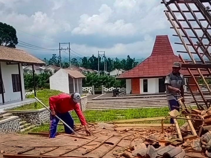 Kondisi balai pertemuan yang ambruk