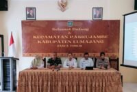 Camat Pasrujambe saat memimpin rapat minilokakarya 
