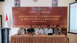 Camat Pasrujambe saat memimpin rapat minilokakarya 