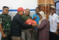 PWI saat menyerahkan  paket sembako secara simbolis kepada salah satu warga Kelurahan Citrodiwangsan 