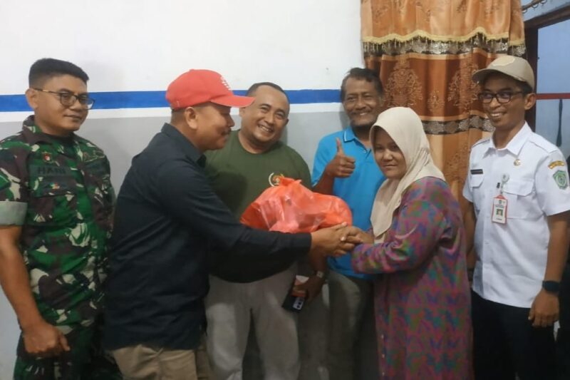 PWI saat menyerahkan paket sembako secara simbolis kepada salah satu warga Kelurahan Citrodiwangsan