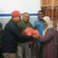 PWI saat menyerahkan  paket sembako secara simbolis kepada salah satu warga Kelurahan Citrodiwangsan 