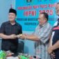 Foto saat ketua PWI menyerahkan potong tumpeng ke Kadis Kominfo