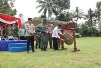 Sekda didampingi Dandim 0821 dan Kapolres Lumajang saat membuka TMMD Desa Burno ditandai dengan pemukulan gong