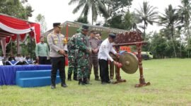 Sekda didampingi Dandim 0821 dan Kapolres Lumajang saat membuka TMMD Desa Burno ditandai dengan pemukulan gong