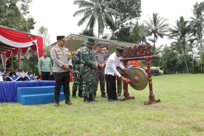 Sekda didampingi Dandim 0821 dan Kapolres Lumajang saat membuka TMMD Desa Burno ditandai dengan pemukulan gong