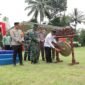 Sekda didampingi Dandim 0821 dan Kapolres Lumajang saat membuka TMMD Desa Burno ditandai dengan pemukulan gong