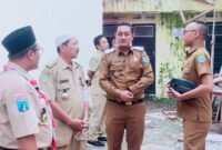 Wakil Bupati Yudha Adji Kusuma didampingi Kadispendik saat meninjau gedung sekolah yang ambruk