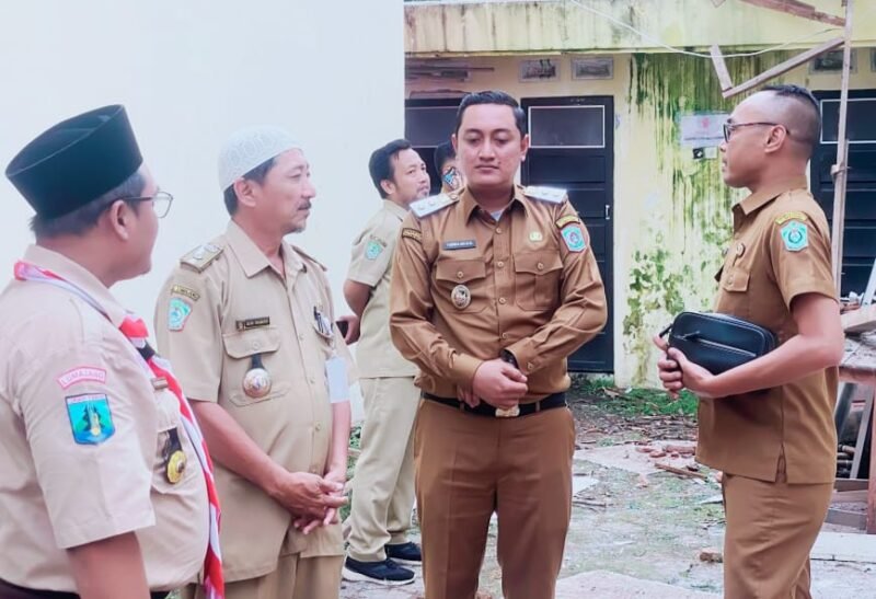 Wakil Bupati Yudha Adji Kusuma didampingi Kadispendik saat meninjau gedung sekolah yang ambruk