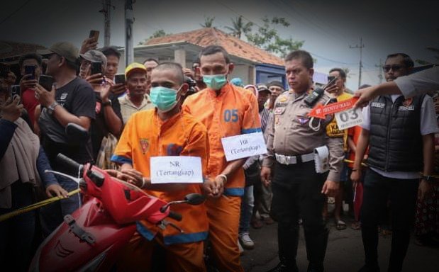 Dua maling motor saat digelandang polisi
