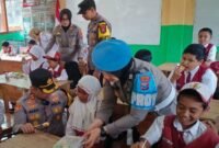 Kapolres Lumajang saat menyapa salah satu peserta didik 