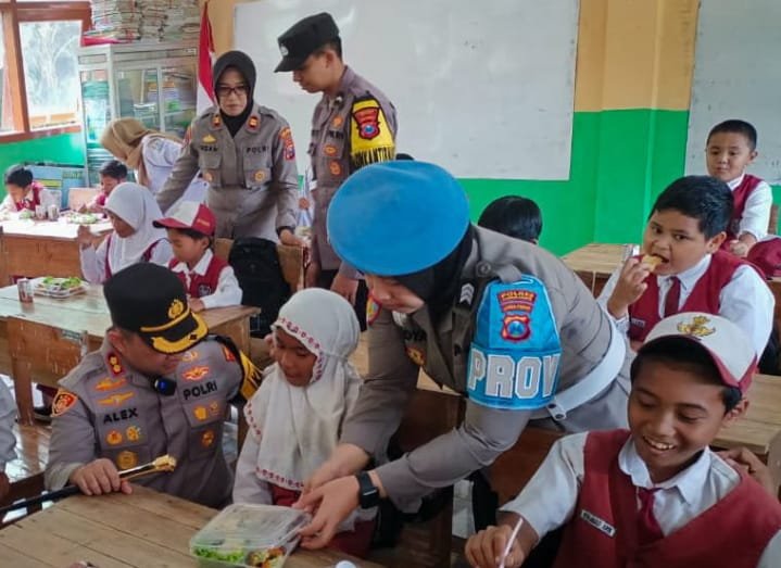 Kapolres Lumajang saat menyapa salah satu peserta didik 