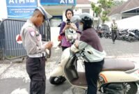 petugas lalu lintas saat memeriksa surat kendaraan 
