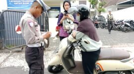 petugas lalu lintas saat memeriksa surat kendaraan 