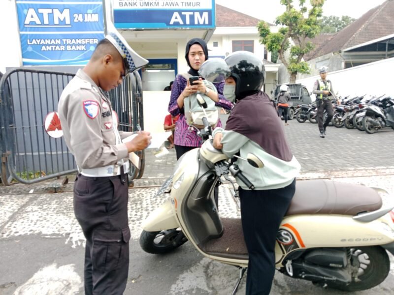 petugas lalu lintas saat memeriksa surat kendaraan 