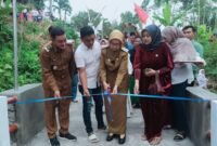 Bupati Lumajang ir. Hj. Indah Amperwati, M.Si didampingi Wabup Yudha Adji Kusumah, SH dan H,. Buari saat meresmikan jembatan  Dusun Kalibanter Kalipenggung