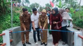 Bupati Lumajang ir. Hj. Indah Amperwati, M.Si didampingi Wabup Yudha Adji Kusumah, SH dan H,. Buari saat meresmikan jembatan  Dusun Kalibanter Kalipenggung