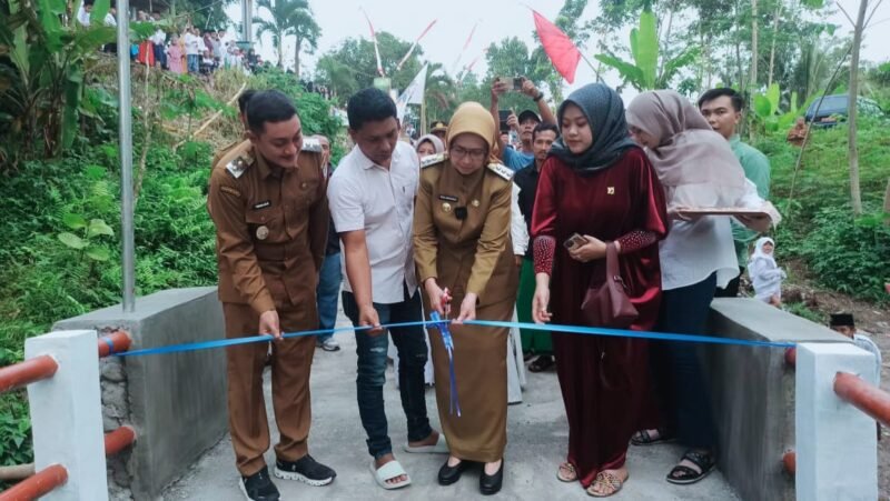 Bupati Lumajang ir. Hj. Indah Amperwati, M.Si didampingi Wabup Yudha Adji Kusumah, SH dan H,. Buari saat meresmikan jembatan  Dusun Kalibanter Kalipenggung